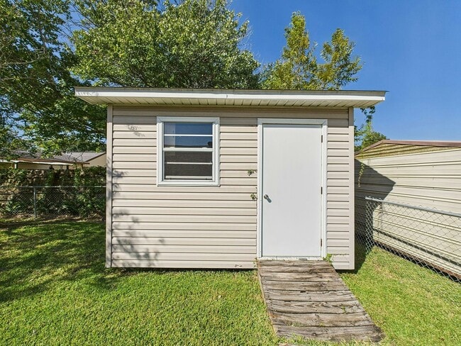 Building Photo - 102 Thompson Loop