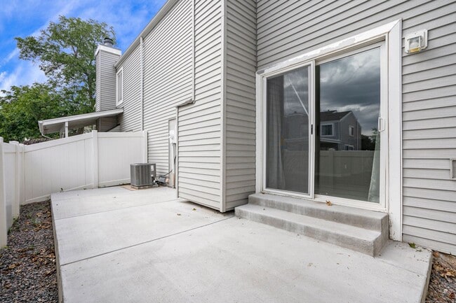 Building Photo - Spacious End Unit in Thornton