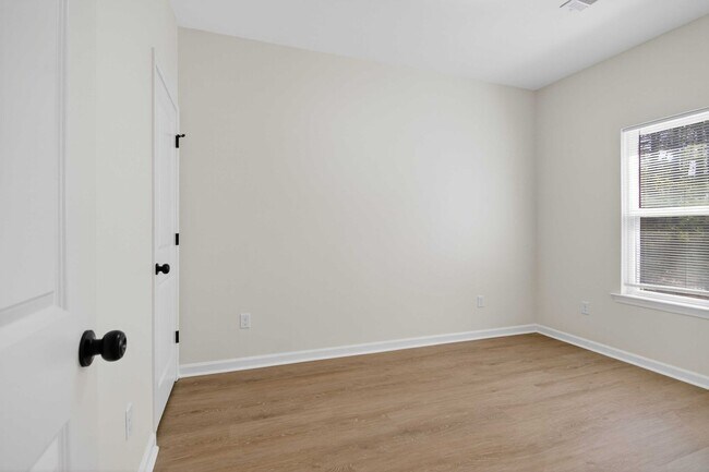 Building Photo - 2015-2017 Scotty Ct