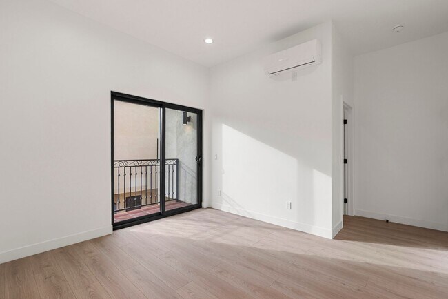 Building Photo - Stunning brand new construction, modern luxury living!