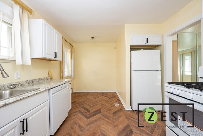 Building Photo - ***OPEN HOUSE SAT. OCT. 11TH 2025 10-10:30AM*** Spacious Upper Flat with Bonus Room, Garage, and ...