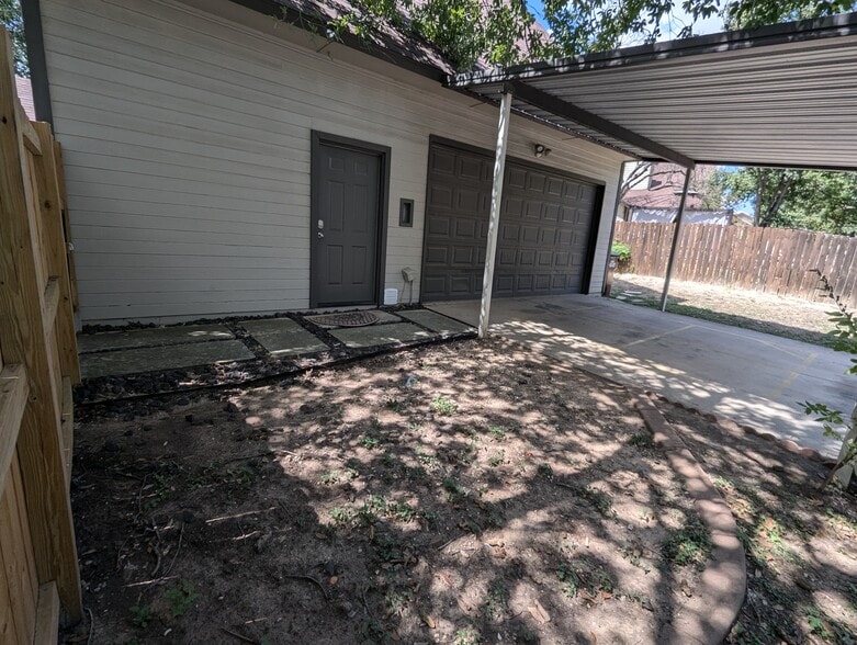 Building Photo - 7017 Jefferson Ridge Dr