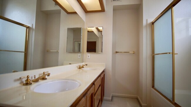 Building Photo - 1323 Chessington Dr