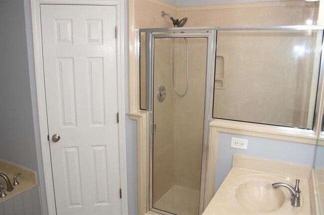 Building Photo - 1124 Island Pl E