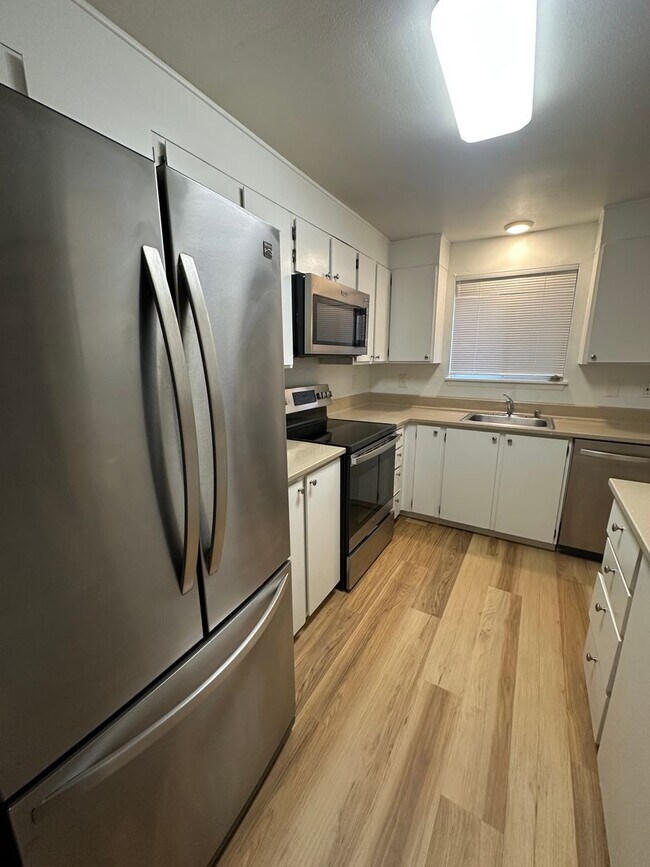 Building Photo - Lovely Bellevue Condo!