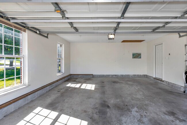 Building Photo - 5981 Vinemont Dr NW