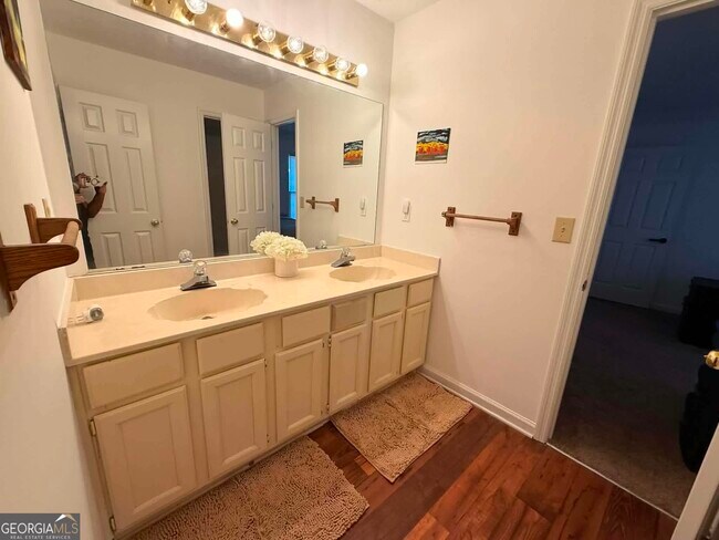 Building Photo - 661 Longbow Ct