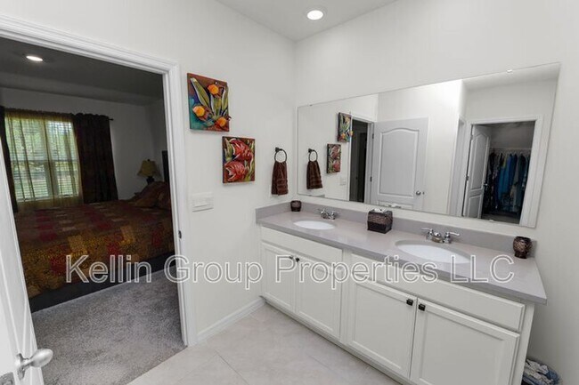 Building Photo - 833 Ambleside Dr