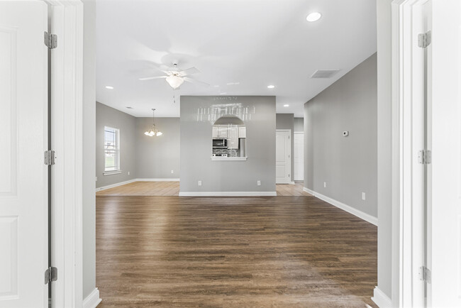 Building Photo - 583 Regency Cir