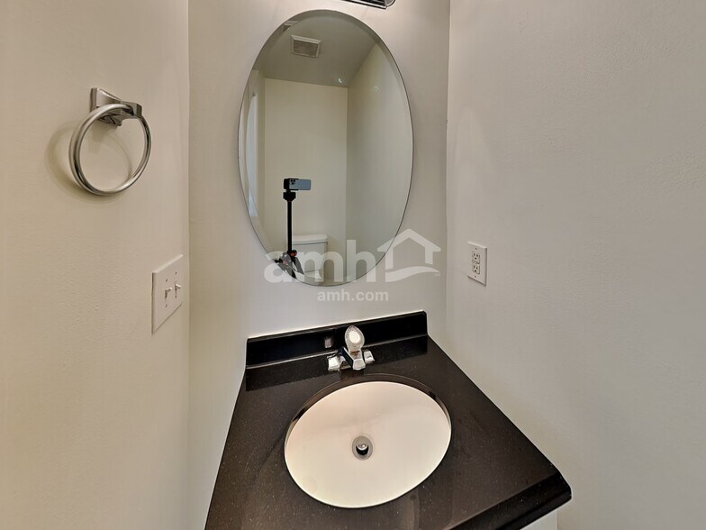 Building Photo - 1317 Charidge Ln