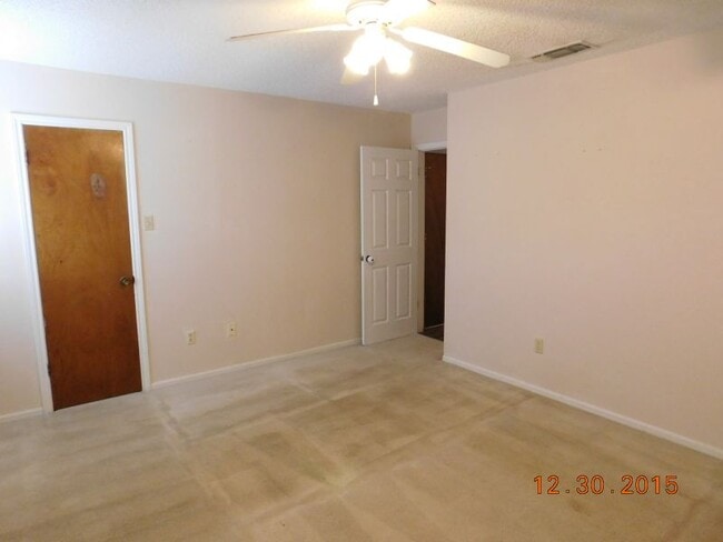 Building Photo - 2215 Phyllis Dr