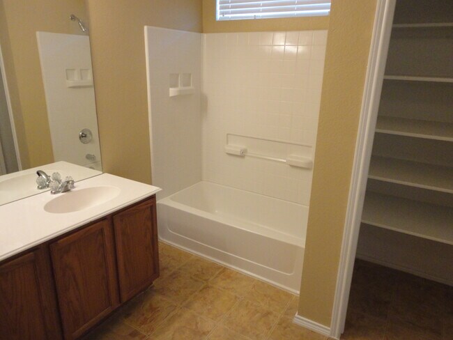 Building Photo - 1505 Shady Shores Dr