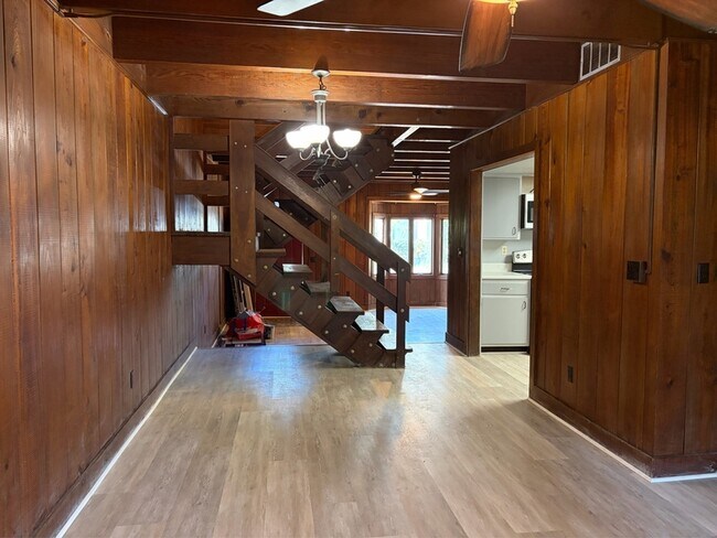Building Photo - 133 Oak St