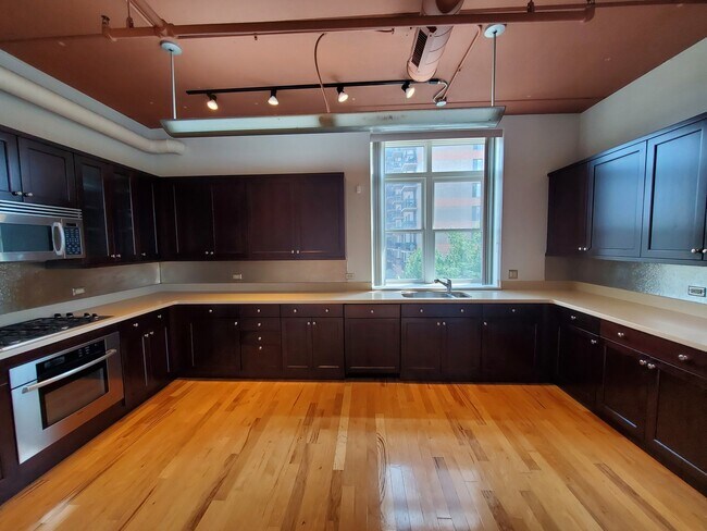 Building Photo - 10 S Dunton Ave