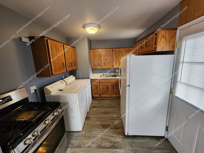 Building Photo - 3 bedroom 1 bathroom Ranch with a 2 car garage