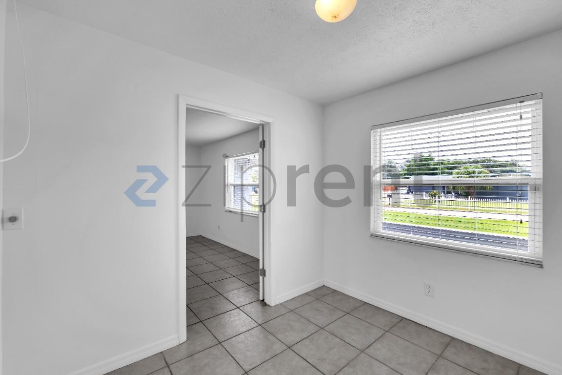 Building Photo - Unit