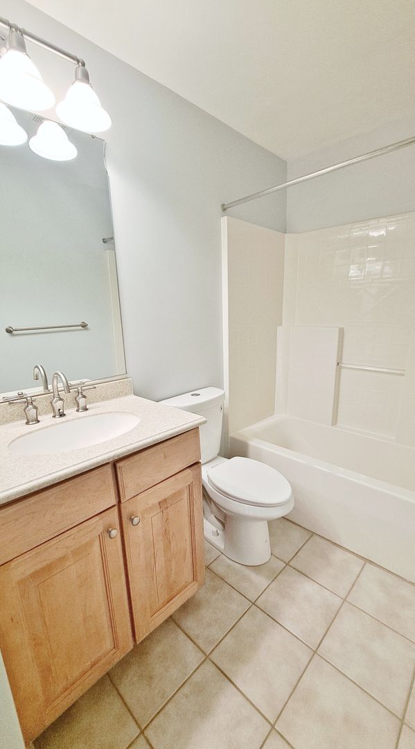 Building Photo - 3 Bed / 2 Full and 2 Half Bath Single Family Townhome