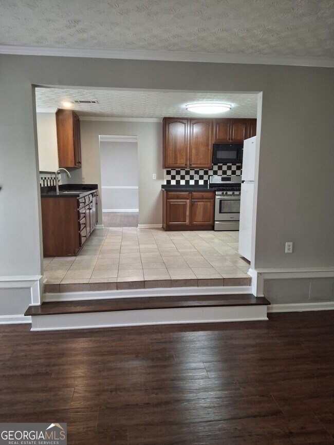 Building Photo - 235 Vaness Dr