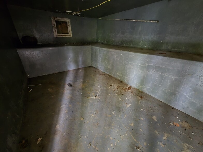 Building Photo - 1925 Foster Ave