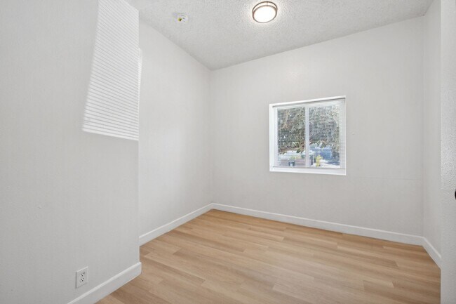Building Photo - This updated and spacious 1 bedroom / 1 ba...