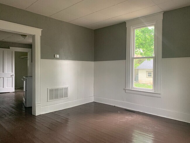 Building Photo - 2 bed/2 bath, 720 sqft home! 413 W Nichols...