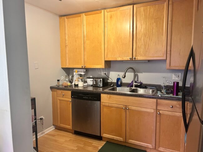 Building Photo - 520 E Spruce Dr