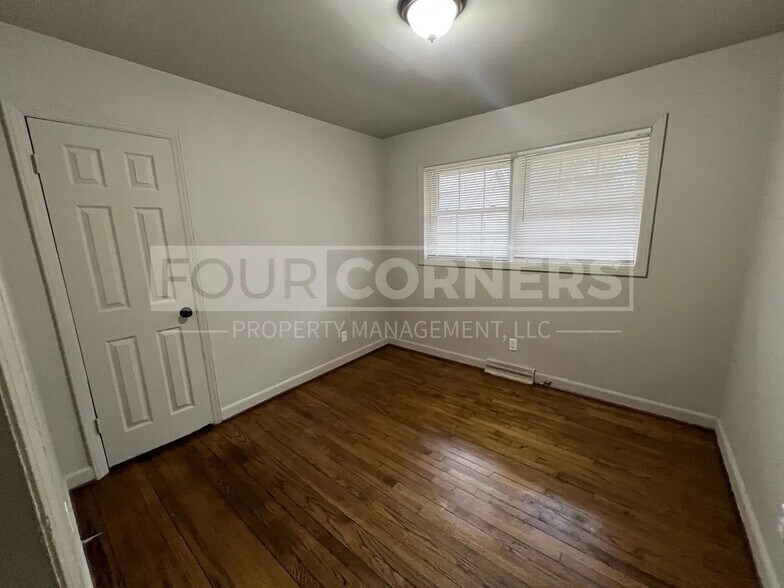 Building Photo - Room in House on Beck St