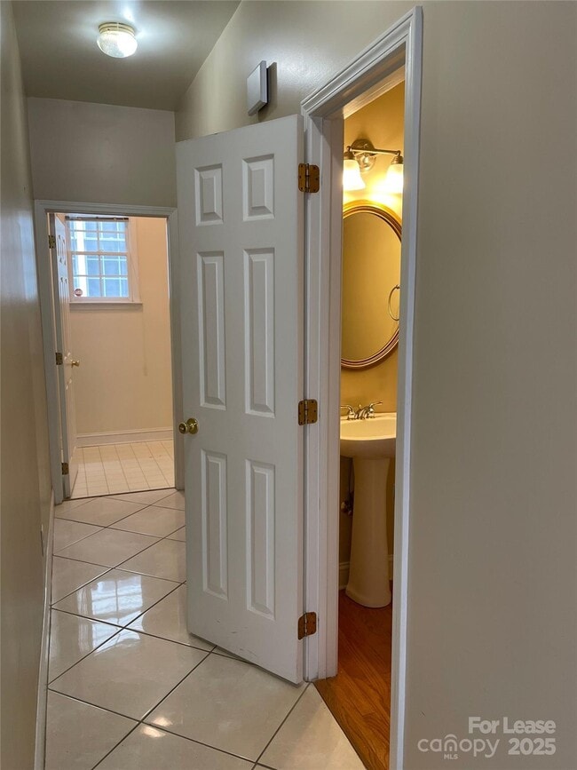 Building Photo - 1928 Dearmon Dr