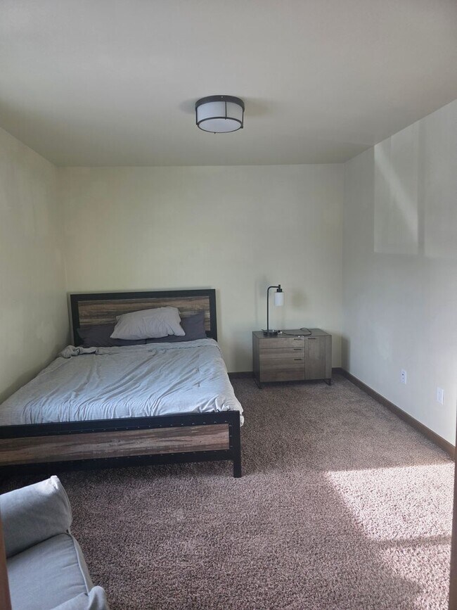 Building Photo - 3 Bedroom 2.5 Bath Condo near MSU