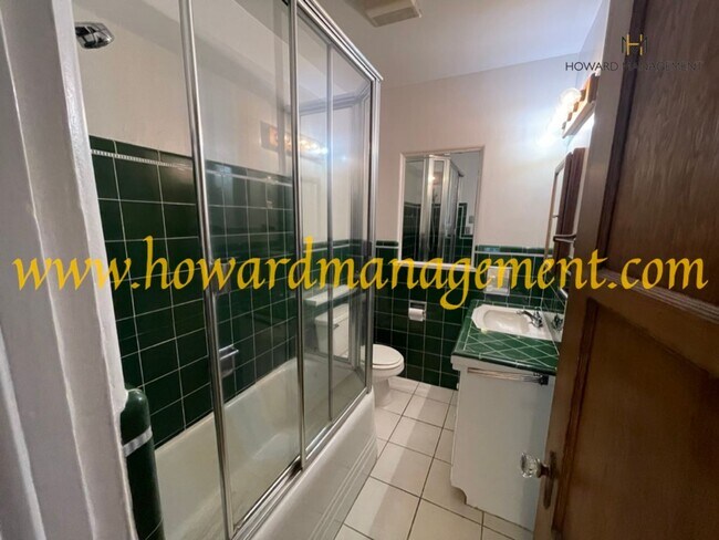 Building Photo - Beautiful home with large Den, hardwood floors, grassy backyard and dettached 2 car garage.