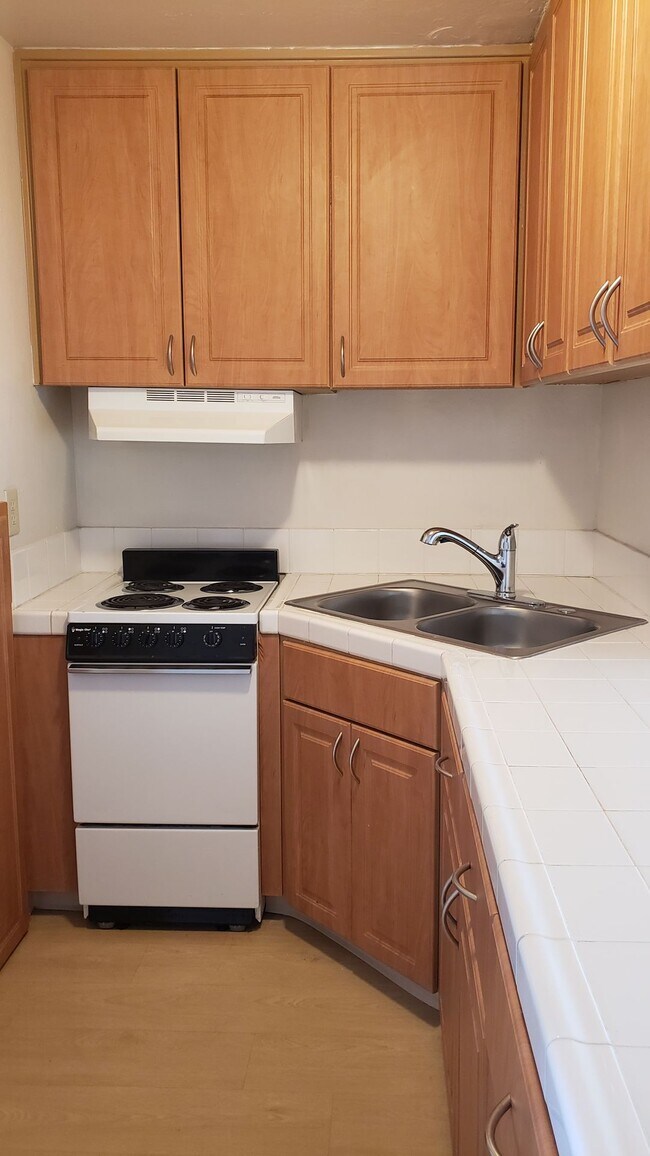 Kitchen area - Lloyd Court Apartments