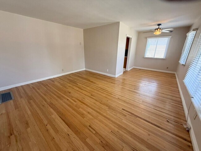 Building Photo - 6008 Greenmeadow Rd