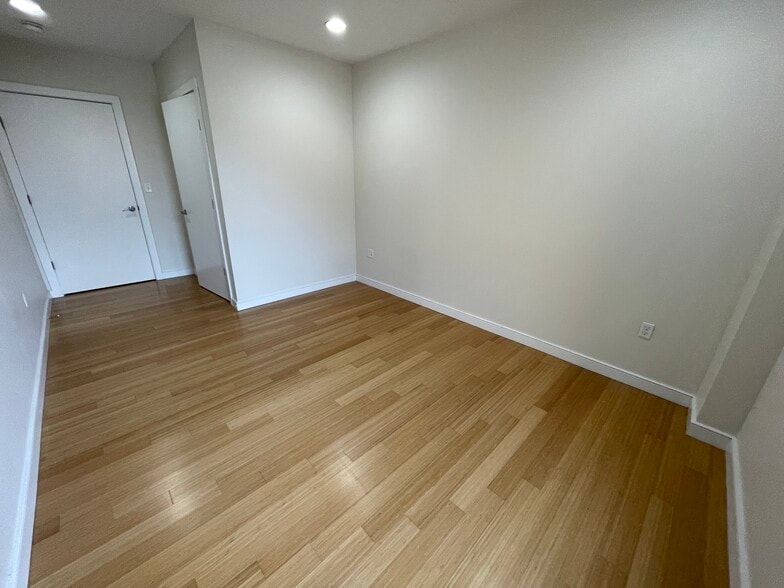 Building Photo - 591 Albany St