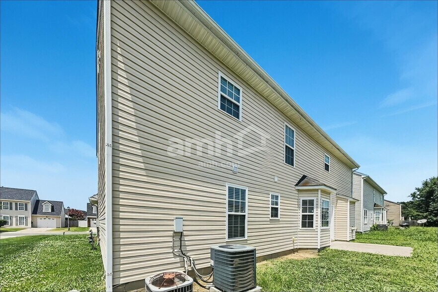 Building Photo - 10116 Hawkeye Dr