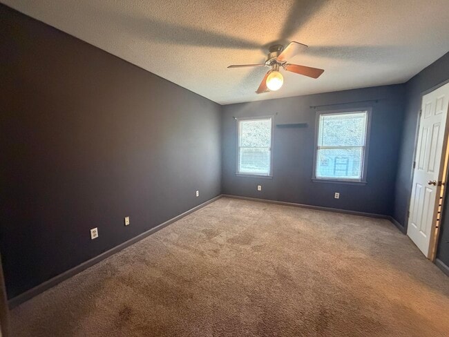 Building Photo - 720 Marigold St