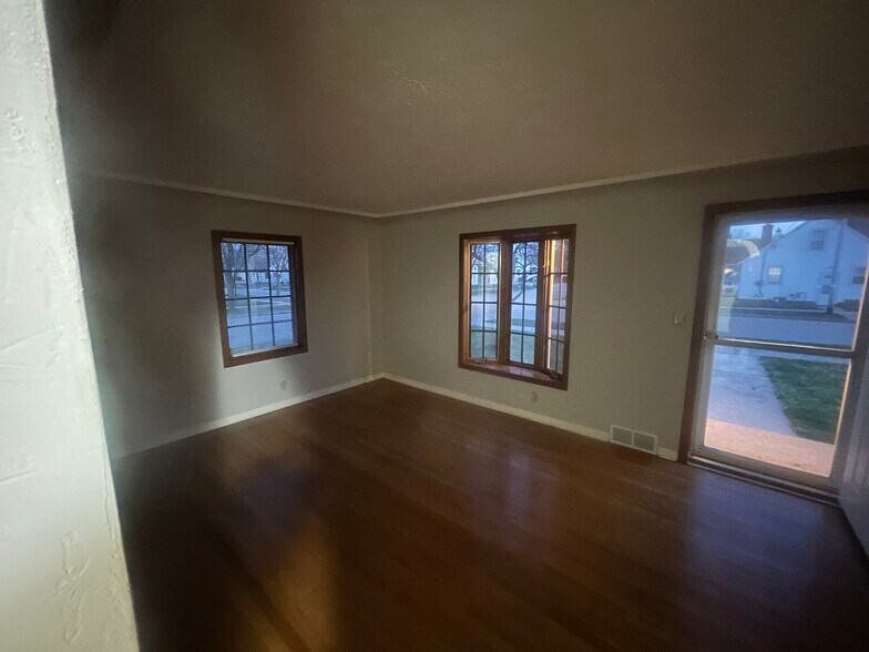 Building Photo - 322 E 2nd St