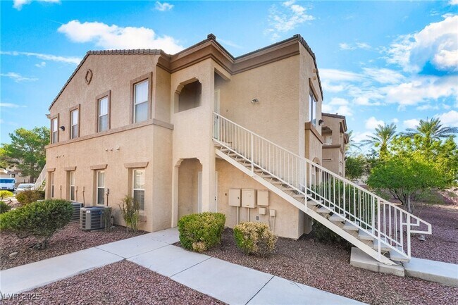 Building Photo - 3400 Cabana Dr