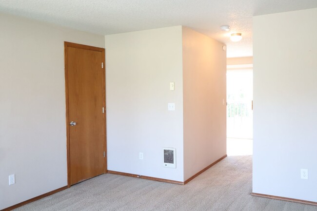Building Photo - 610 E Elm Ave