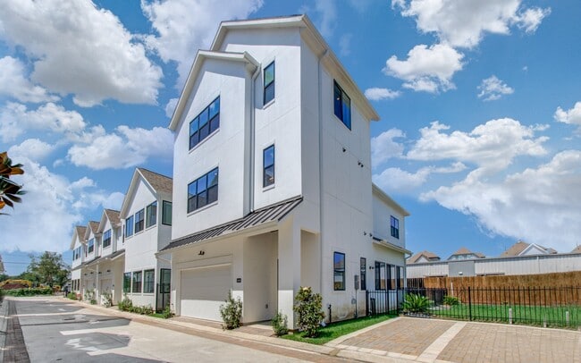 Building Photo - 1643 Bingle Rd