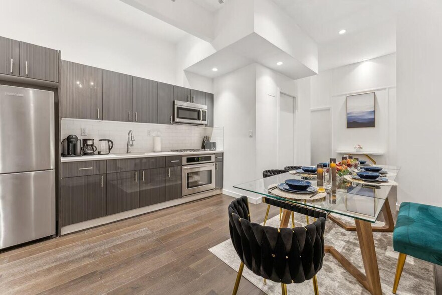 Building Photo - 60 E 56th St