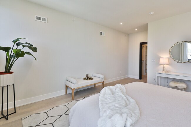 Building Photo - 2541 Turner St