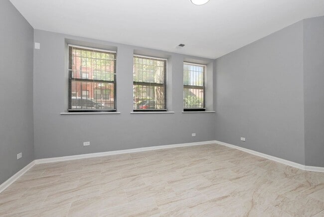 Building Photo - Two Bedroom in South Shore