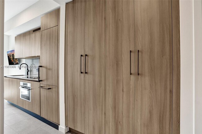 Building Photo - 121 NE 5th St