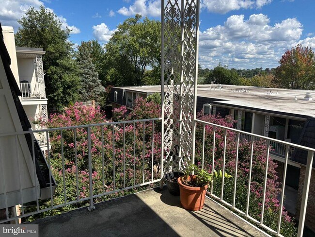 Building Photo - 3115 Patrick Henry Dr
