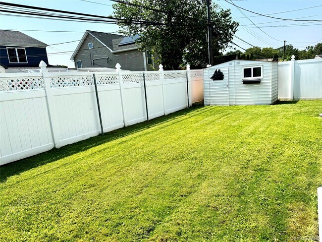 Building Photo - 12 Elves Ln