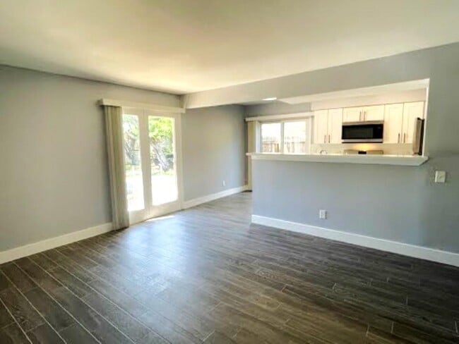 Building Photo - 2504 Manor Cir