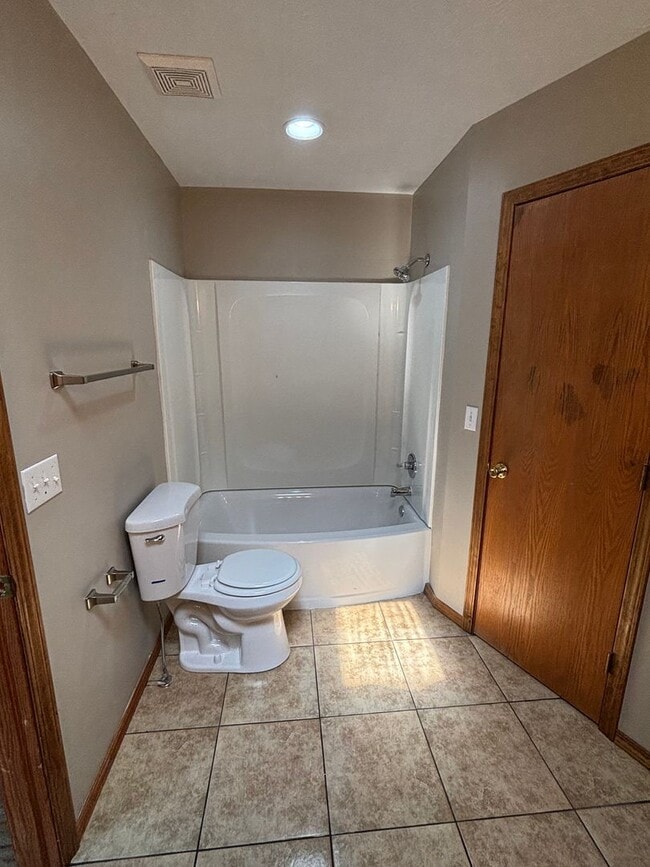 Building Photo - 2 Bed 2 Bath 2 Car Garage Duplex