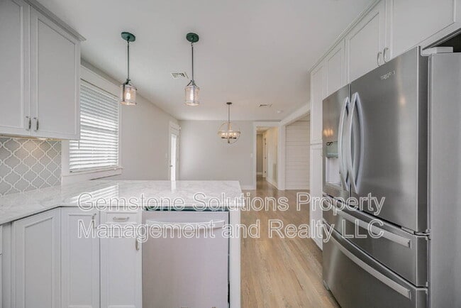 Building Photo - 413 Lynn Dr
