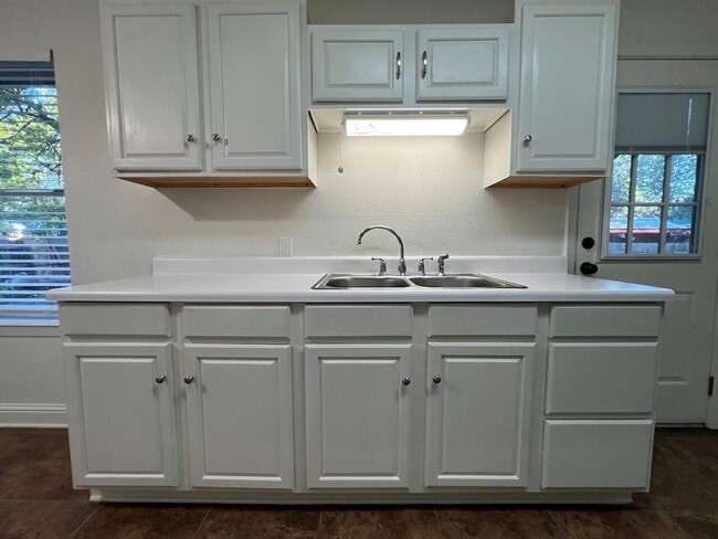 Building Photo - 928 E 56th St