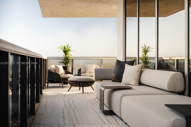 Building Photo - 5875 Collins Ave
